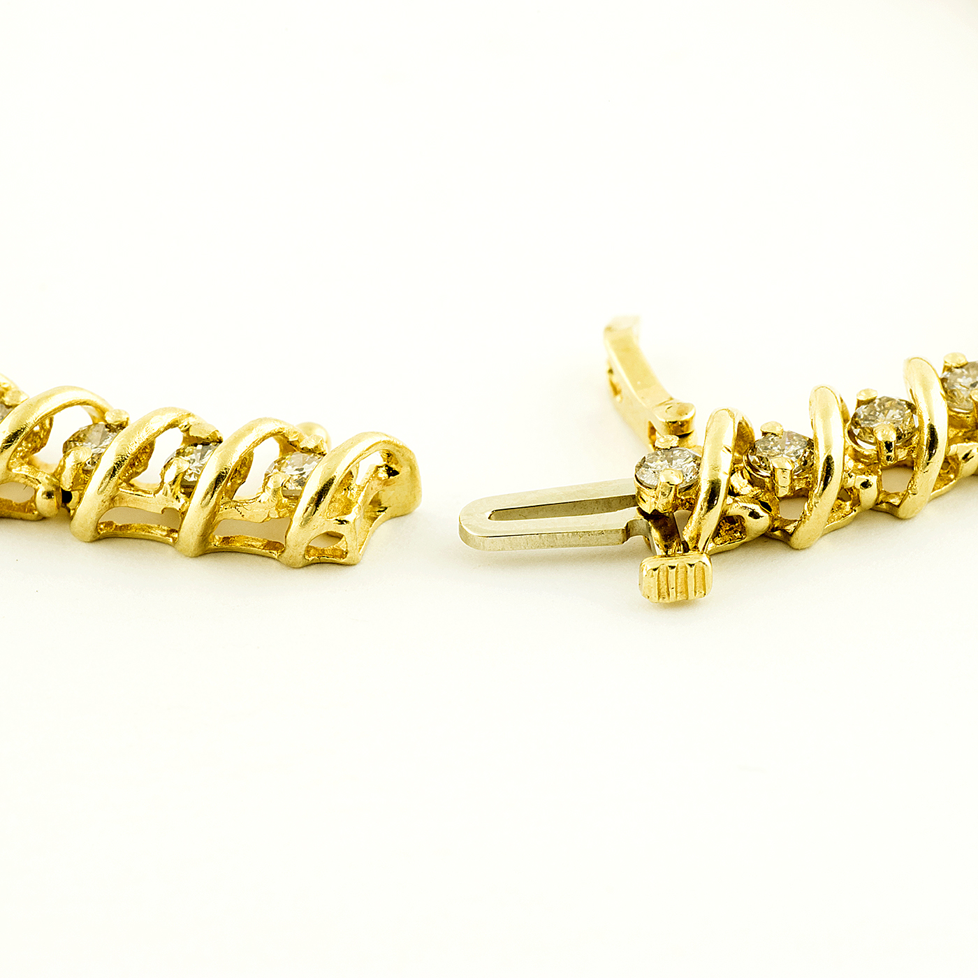 Pulsera Riviere, en Oro con 44 Diamantes talla Brillante de 2,42 ct. Color,L-M. Pureza:SI1-SI2 Pulsera Riviere, en Oro con 44 Diamantes talla Brillante de 2,42 ct. Color,L-M. Pureza:SI1-SI2