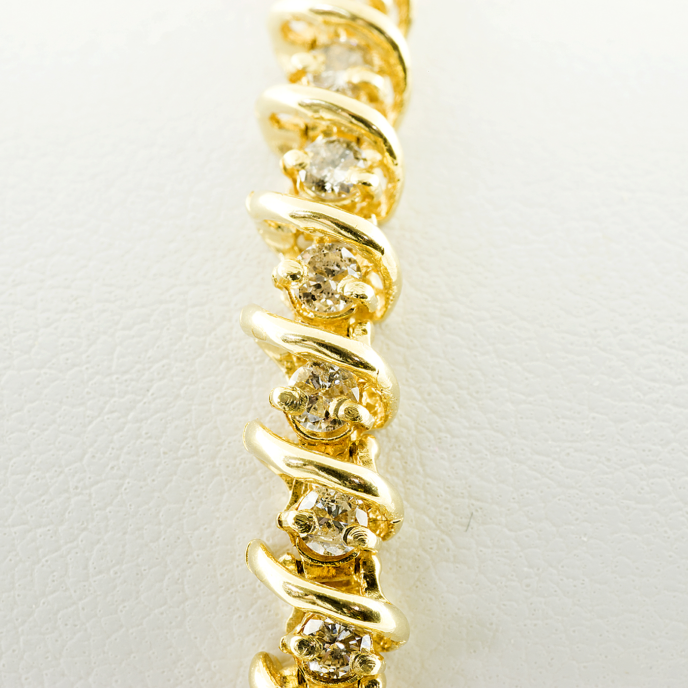 Pulsera Riviere, en Oro con 44 Diamantes talla Brillante de 2,42 ct. Color,L-M. Pureza:SI1-SI2 Pulsera Riviere, en Oro con 44 Diamantes talla Brillante de 2,42 ct. Color,L-M. Pureza:SI1-SI2
