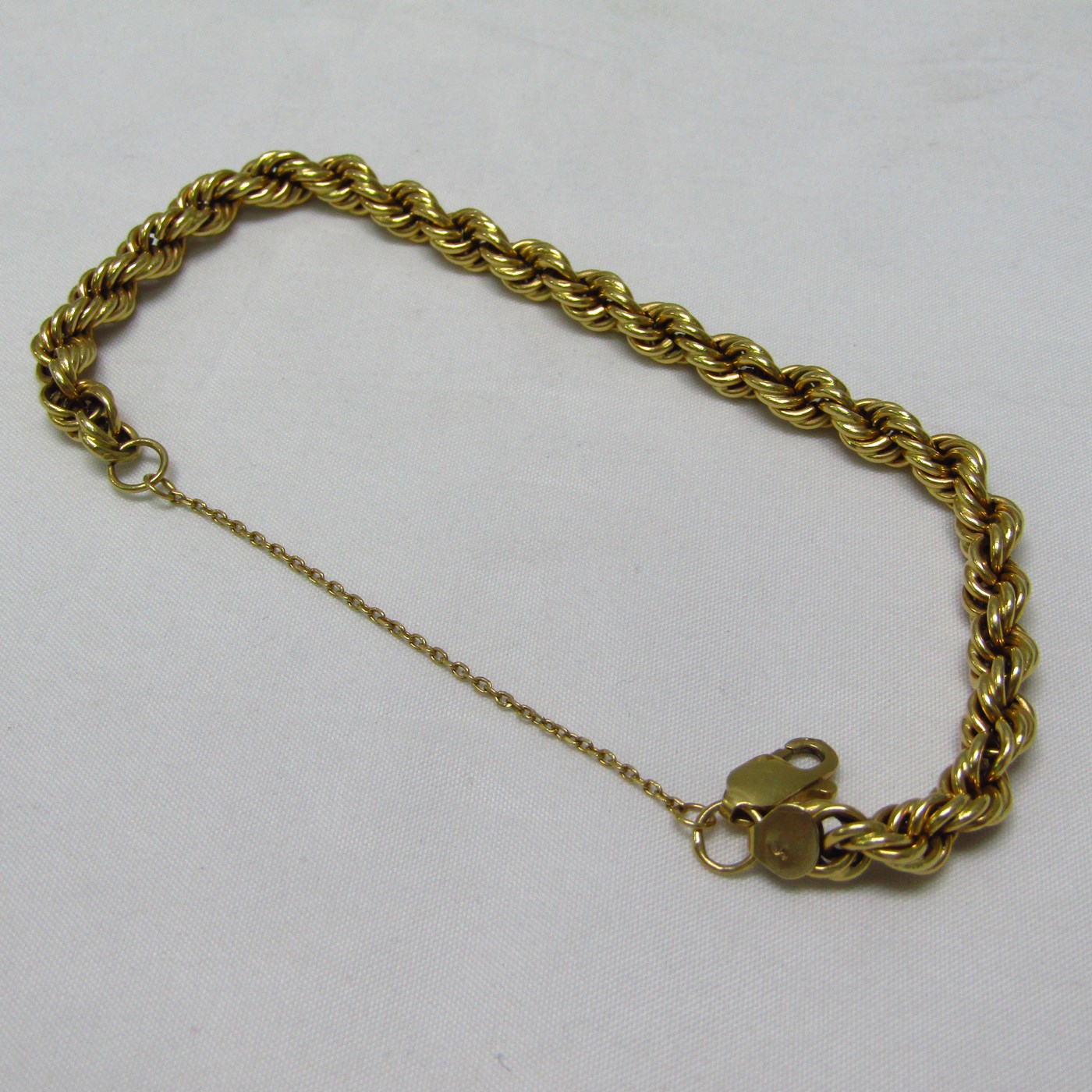 Pulsera tipo cordón, en Oro de 18k. 11,35 gr. Pulsera tipo cordón, en Oro de 18k. 11,35 gr.