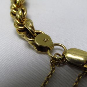 Pulsera tipo cordón, en Oro de 18k. 11,35 gr.