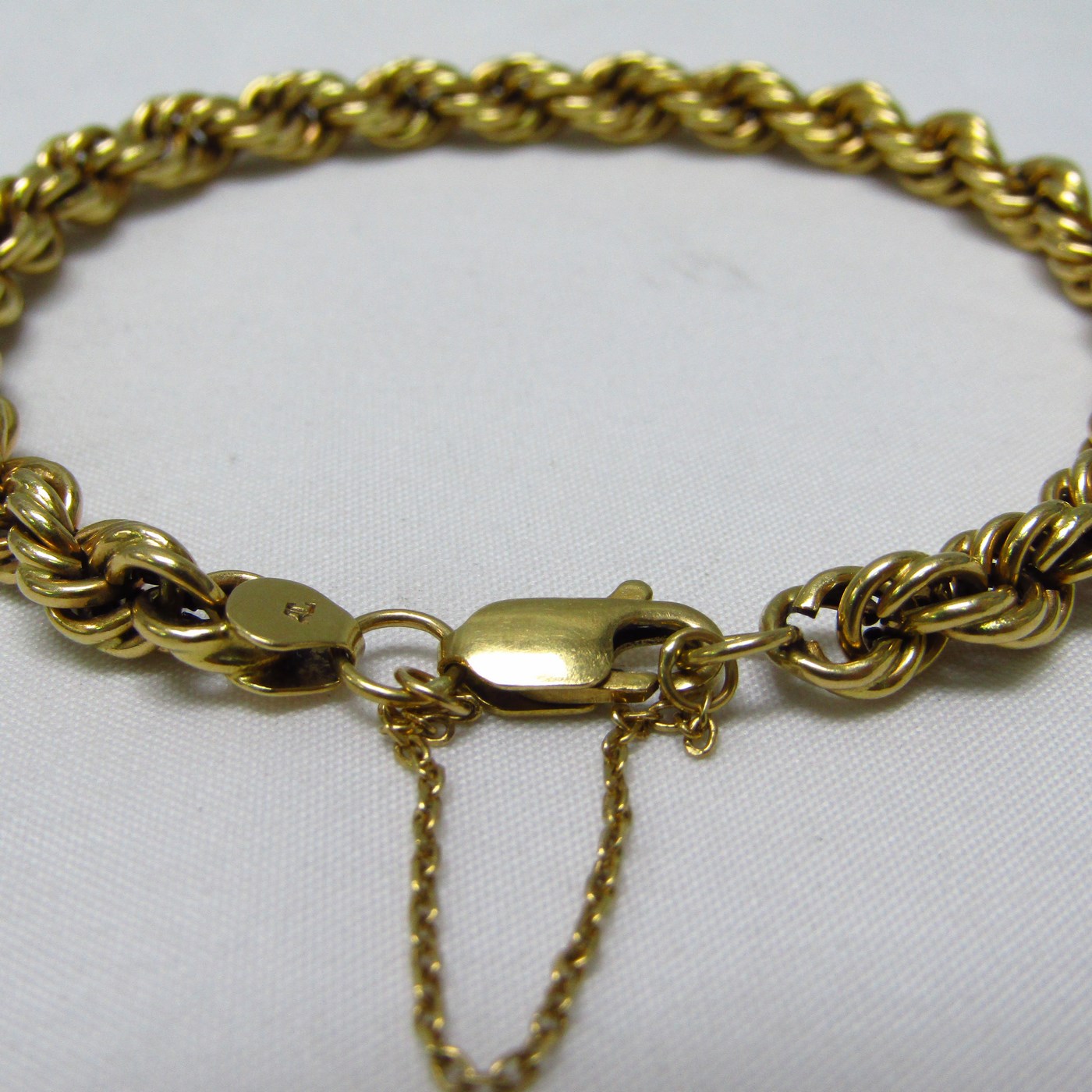 Pulsera tipo cordón, en Oro de 18k. 11,35 gr. Pulsera tipo cordón, en Oro de 18k. 11,35 gr.