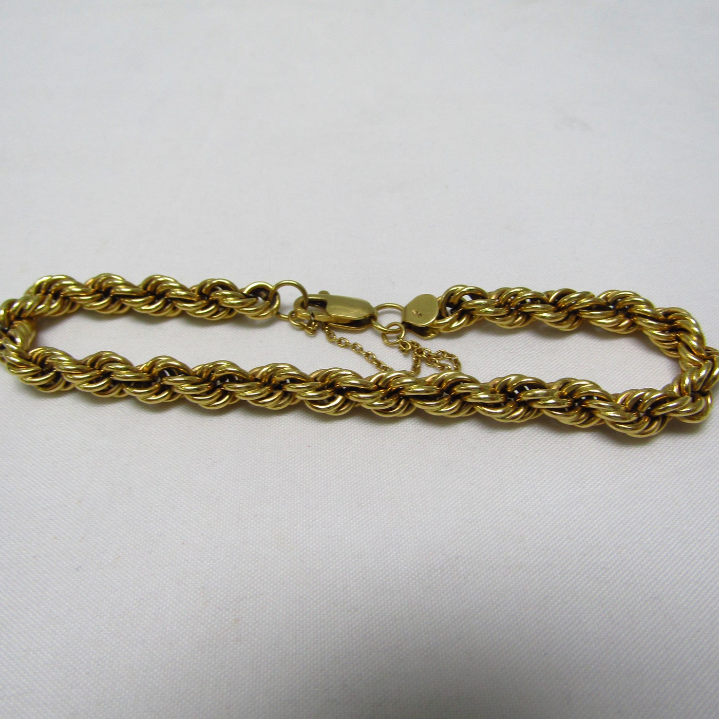 Pulsera tipo cordón, en Oro de 18k. 11,35 gr. Pulsera tipo cordón, en Oro de 18k. 11,35 gr.