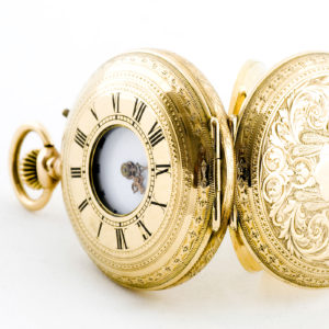 Reloj de bolsillo-colgar, ½ saboneta, remontoir. Finales siglo XIX.