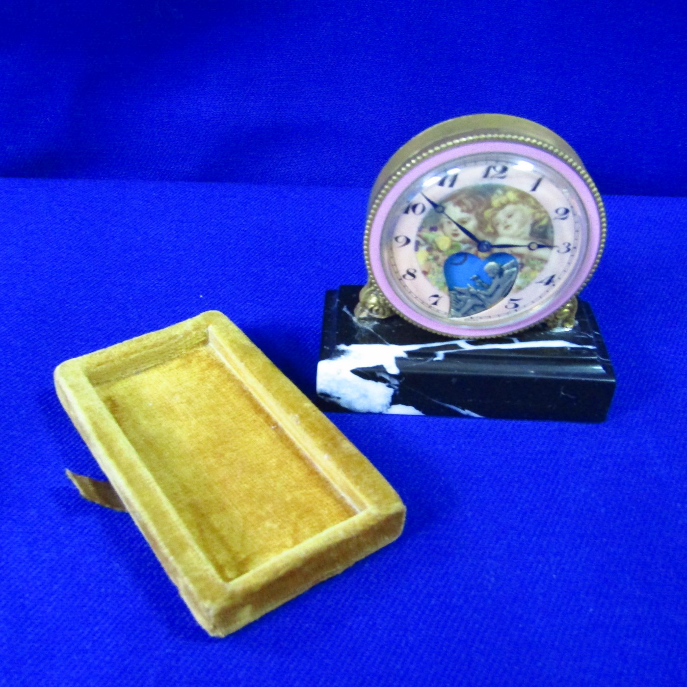 Reloj de Sobremesa con escena mitólogica de Psique y Cupido. Pps. Siglo XX. Reloj de Sobremesa con escena mitólogica de Psique y Cupido. Pps. Siglo XX.