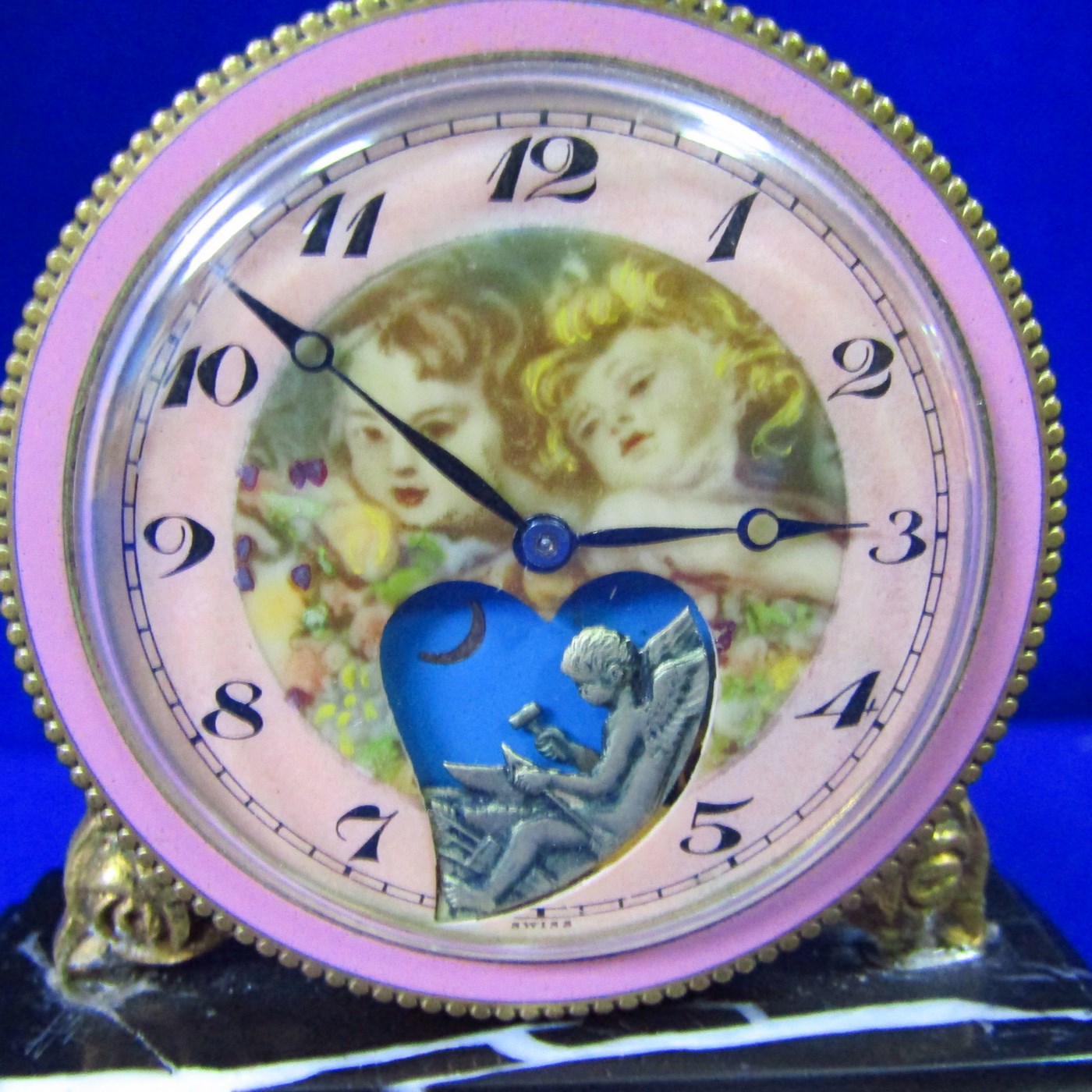 Reloj de Sobremesa con escena mitólogica de Psique y Cupido. Pps. Siglo XX. Reloj de Sobremesa con escena mitólogica de Psique y Cupido. Pps. Siglo XX.