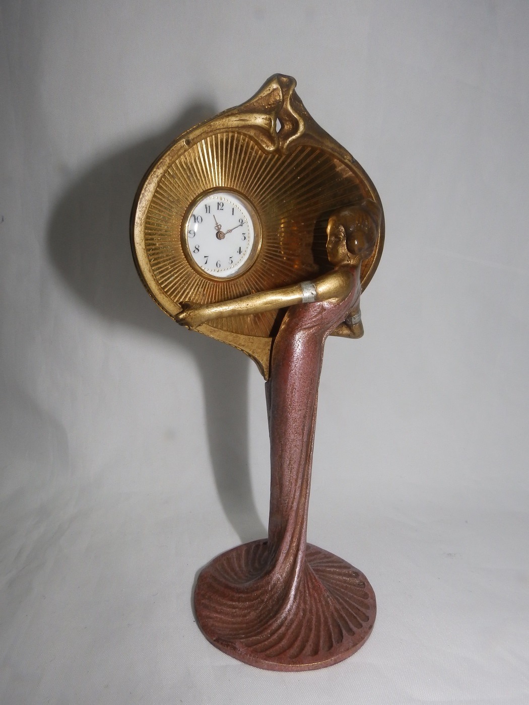 Reloj de sobremesa, con forma de Dama Art´decó, en bronce policromado. Pps. siglo XX. Reloj de sobremesa, con forma de Dama Art´decó, en bronce policromado. Pps. siglo XX.