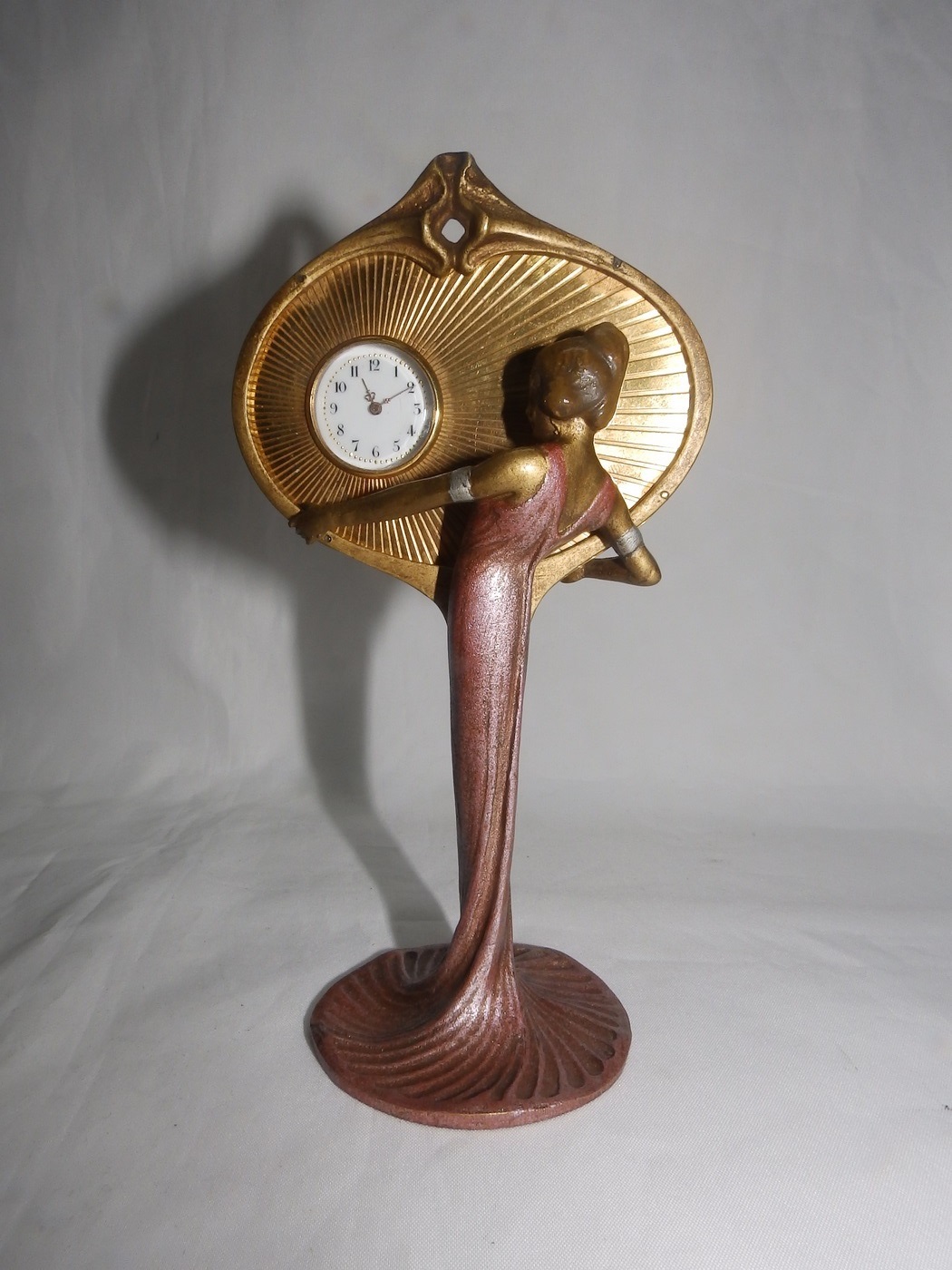 Reloj de sobremesa, con forma de Dama Art´decó, en bronce policromado. Pps. siglo XX. Reloj de sobremesa, con forma de Dama Art´decó, en bronce policromado. Pps. siglo XX.