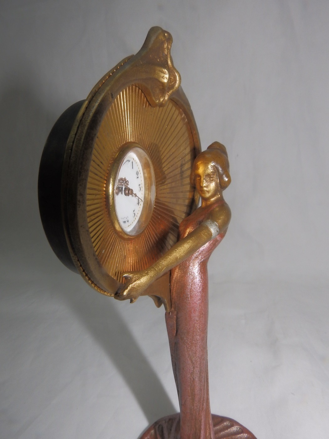 Reloj de sobremesa, con forma de Dama Art´decó, en bronce policromado. Pps. siglo XX. Reloj de sobremesa, con forma de Dama Art´decó, en bronce policromado. Pps. siglo XX.