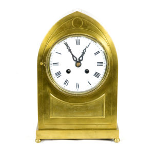 RELOJ DE SOBREMESA TIPO CAPILLA.