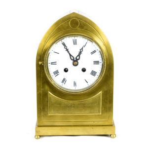 RELOJ DE SOBREMESA TIPO CAPILLA.