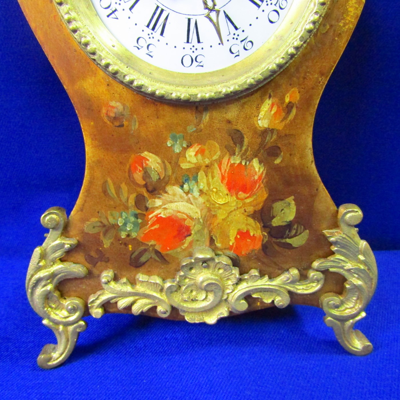 Reloj de Sobremesa, tipo Capilla, con carrillón, en madera y bronce. Reloj de Sobremesa, tipo Capilla, con carrillón, en madera y bronce.