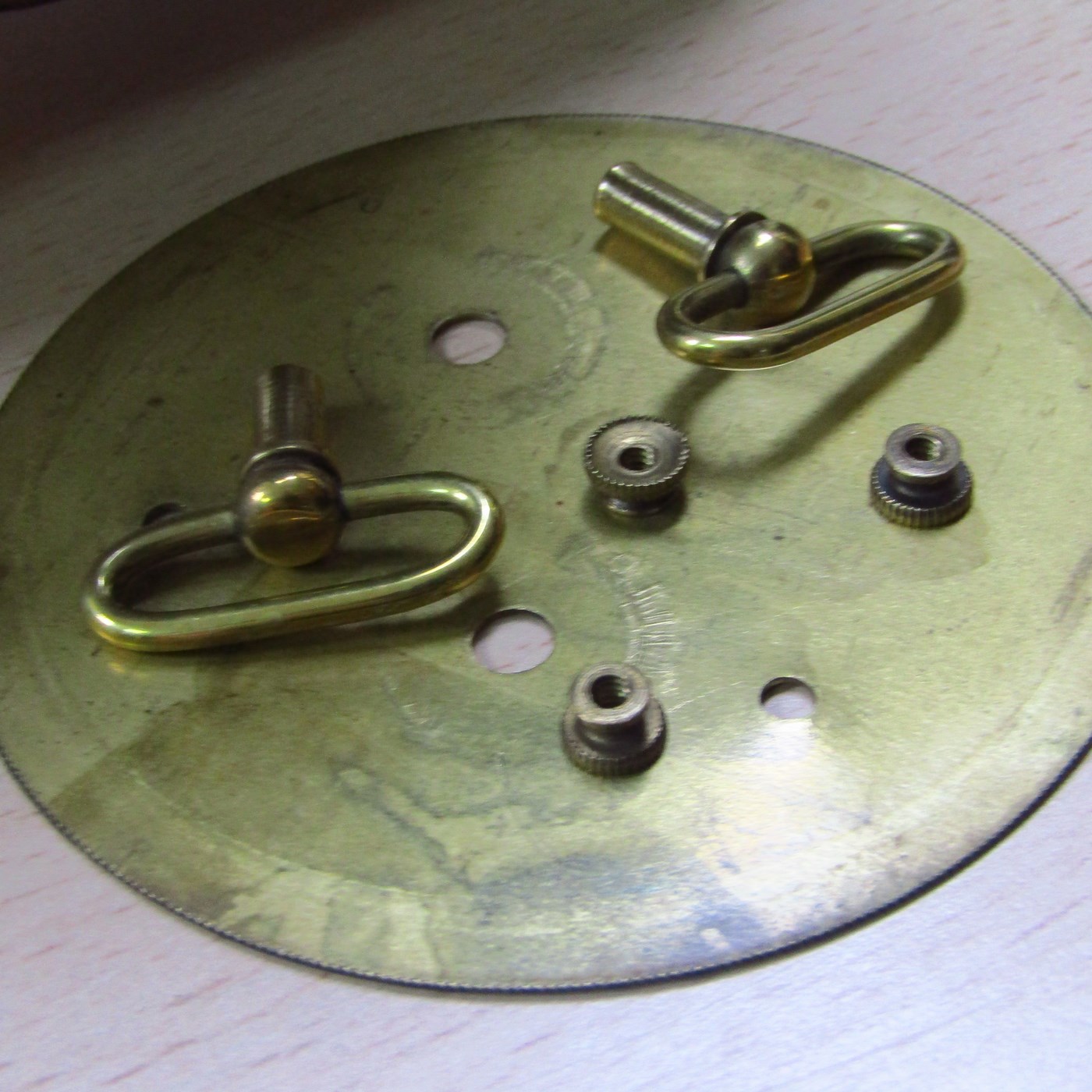 Reloj de Sobremesa, tipo Capilla, con carrillón, en madera y bronce. Reloj de Sobremesa, tipo Capilla, con carrillón, en madera y bronce.