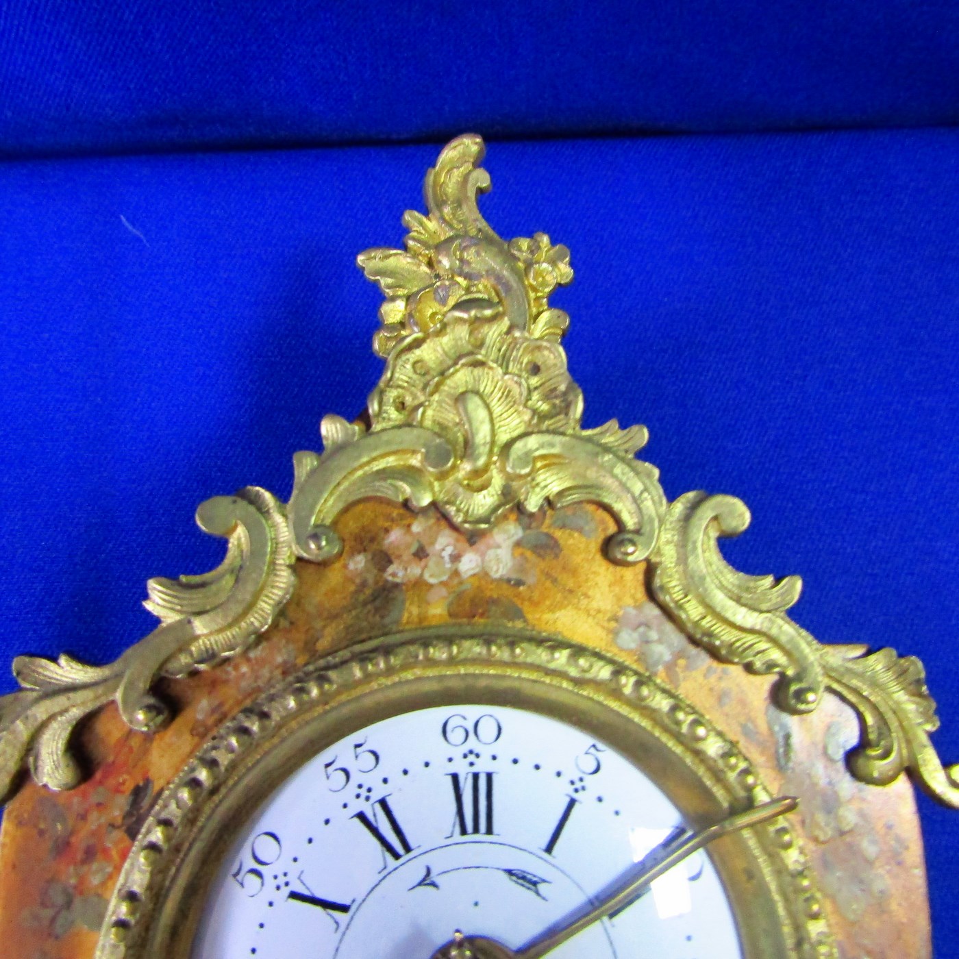Reloj de Sobremesa, tipo Capilla, con carrillón, en madera y bronce. Reloj de Sobremesa, tipo Capilla, con carrillón, en madera y bronce.