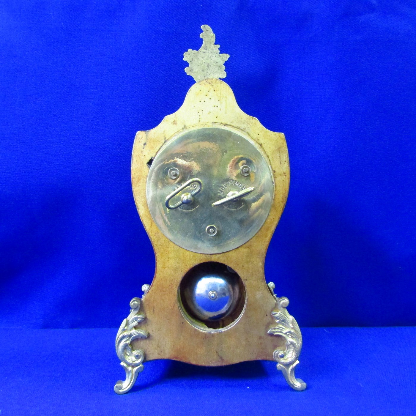 Reloj de Sobremesa, tipo Capilla, con carrillón, en madera y bronce. Reloj de Sobremesa, tipo Capilla, con carrillón, en madera y bronce.