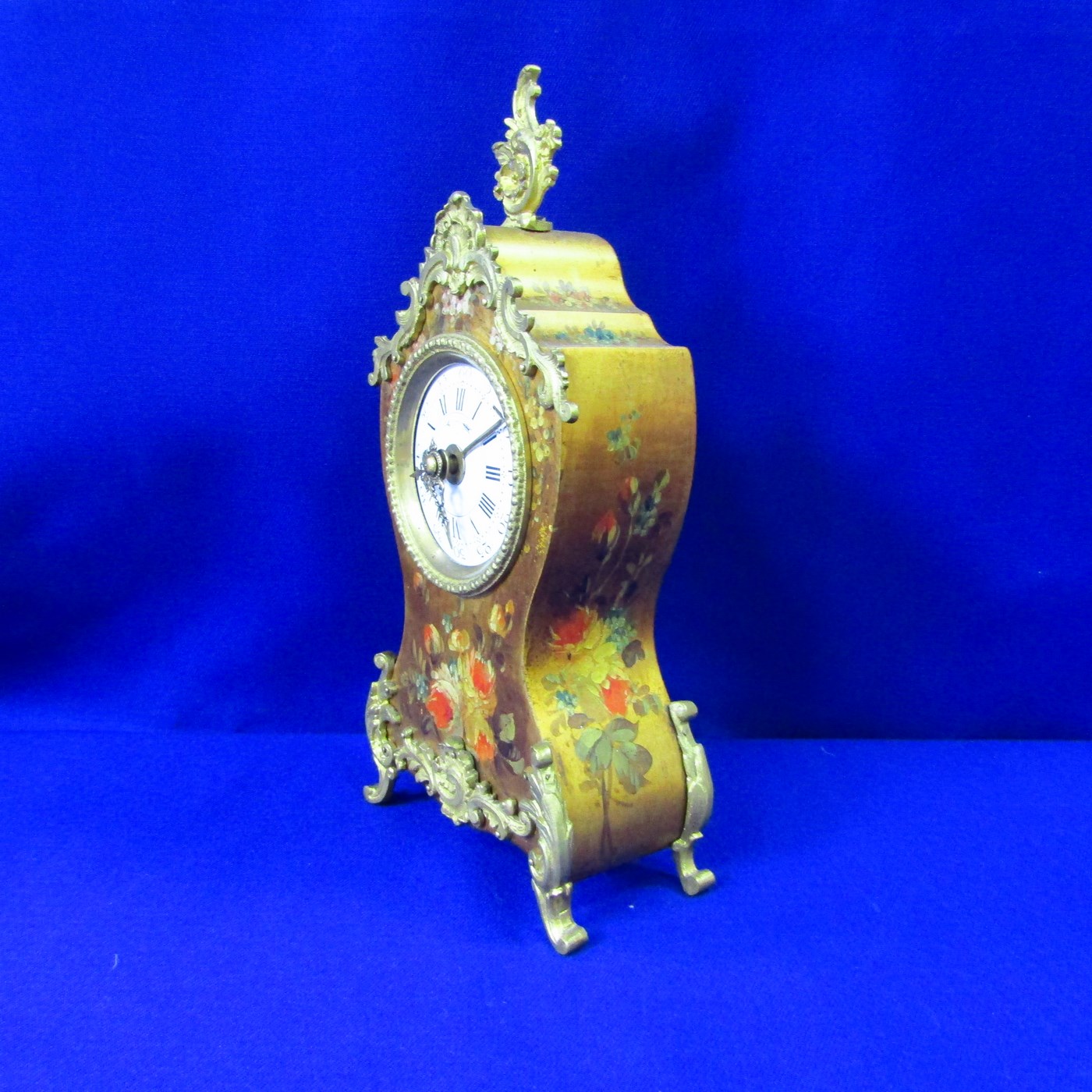 Reloj de Sobremesa, tipo Capilla, con carrillón, en madera y bronce. Reloj de Sobremesa, tipo Capilla, con carrillón, en madera y bronce.