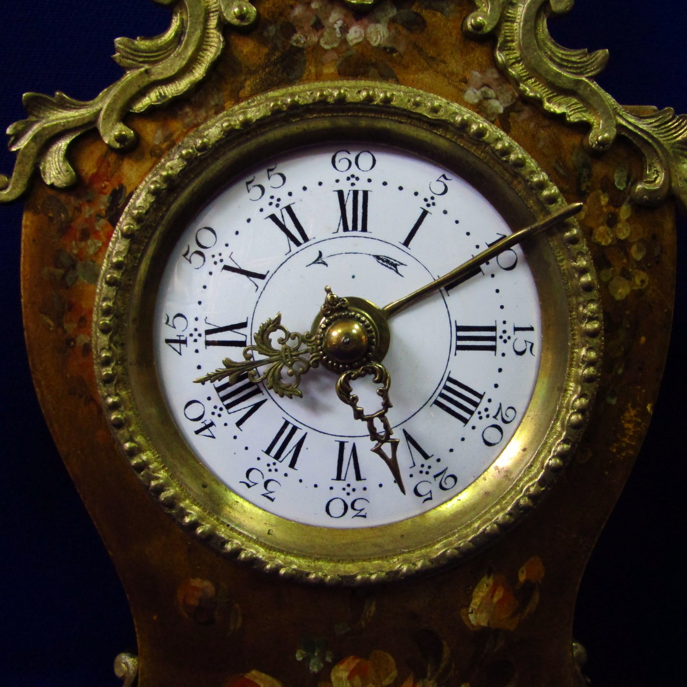 Reloj de Sobremesa, tipo Capilla, con carrillón, en madera y bronce. Reloj de Sobremesa, tipo Capilla, con carrillón, en madera y bronce.
