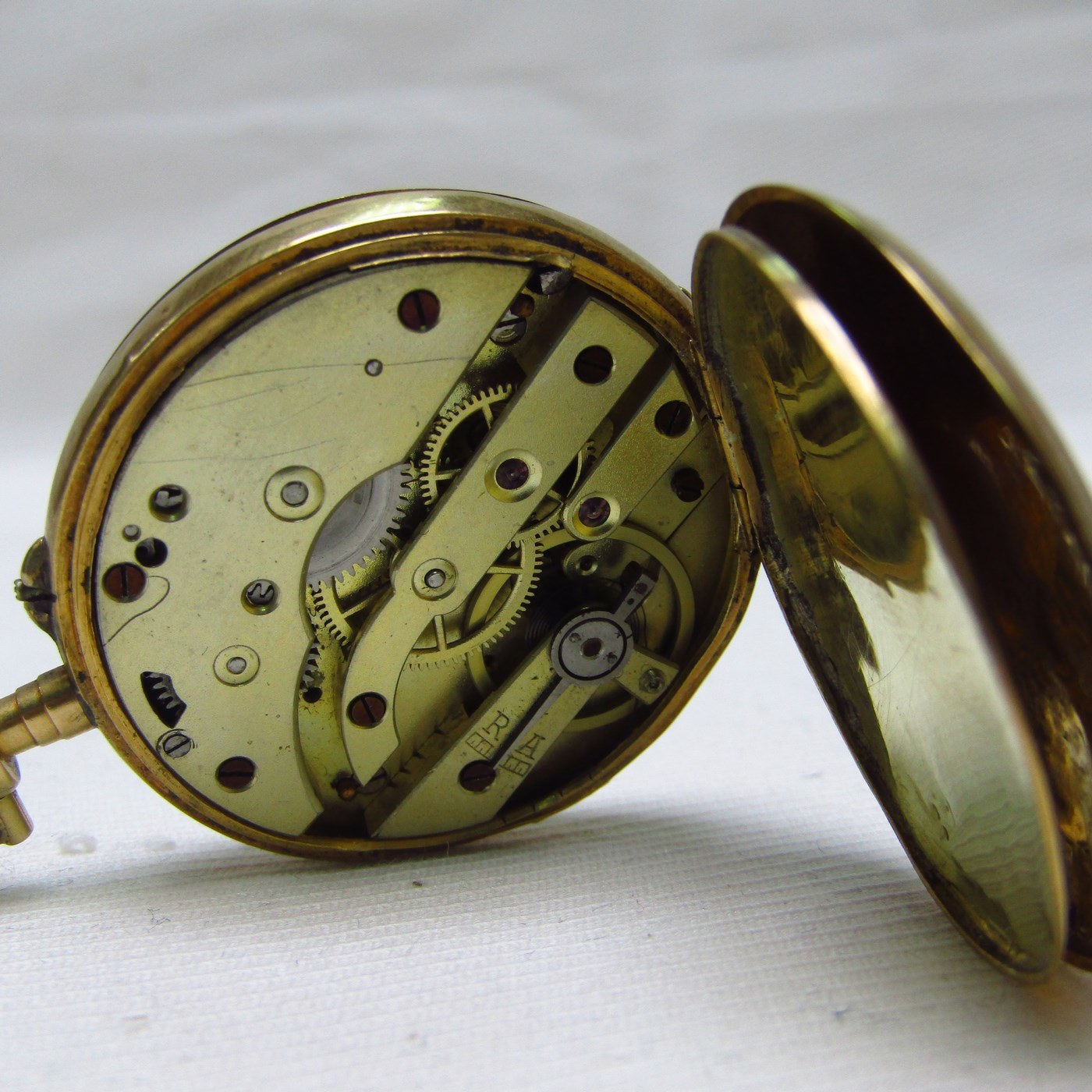 Reloj Suizo de Bolsillo-colgar, lepine y remontoir. Oro de 18k. Ca. 1890. Reloj Suizo de Bolsillo-colgar, lepine y remontoir. Oro de 18k. Ca. 1890.