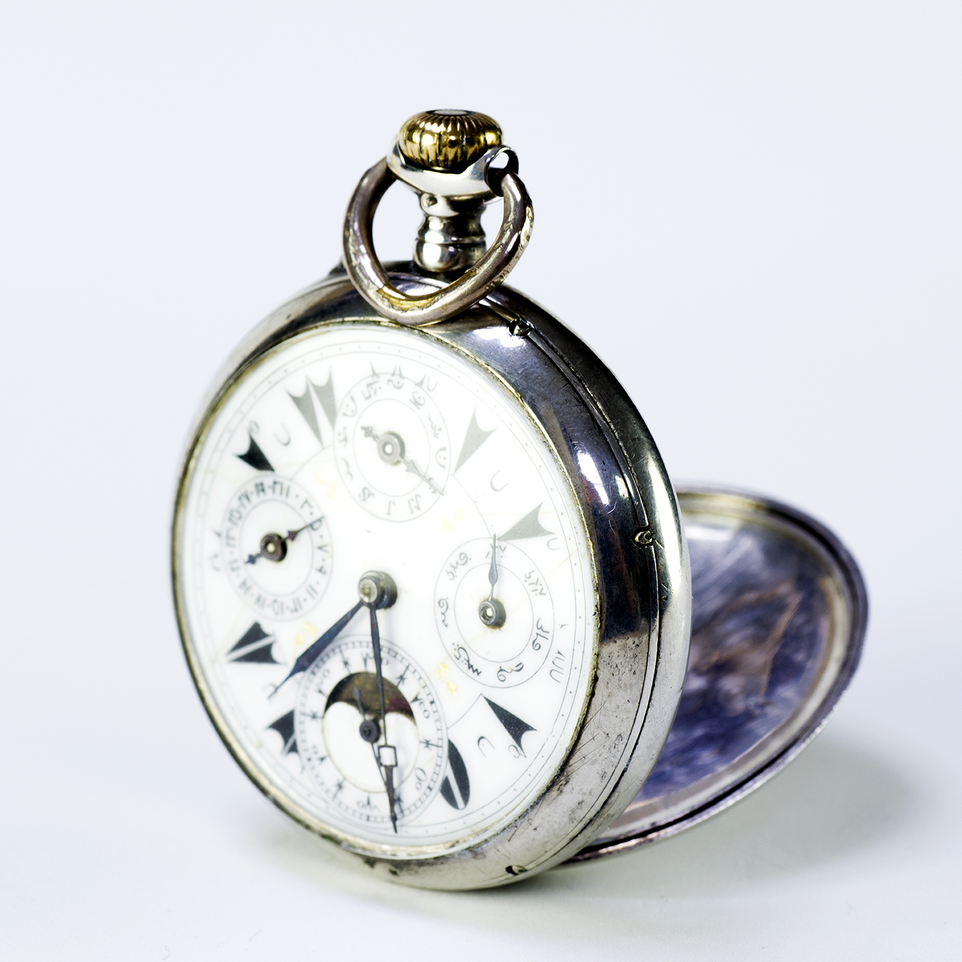 Reloj Suizo de Bolsillo, lepine y remontoir. Triple calendario y fase lunar. Suiza, ca. 1890. Reloj Suizo de Bolsillo, lepine y remontoir. Triple calendario y fase lunar. Suiza, ca. 1890.