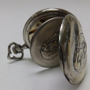 Reloj suizo de bolsillo para caballero, Lepine y Remontoir con grabados religiosos. Ca.1910-20