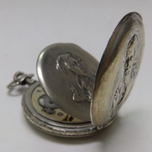 Reloj suizo de bolsillo para caballero, Lepine y Remontoir con grabados religiosos. Ca.1910-20