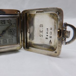 Reloj Suizo de bolsillo, sobremesa, Art Decó, saboneta y remontoir. Birmingham, 1933.
