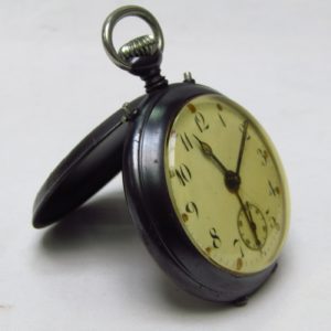 Reloj Suizo Despertador de bolsillo, sobremesa, lepine y remontoir. JUNGHANS, Suiza, ca. 1920.