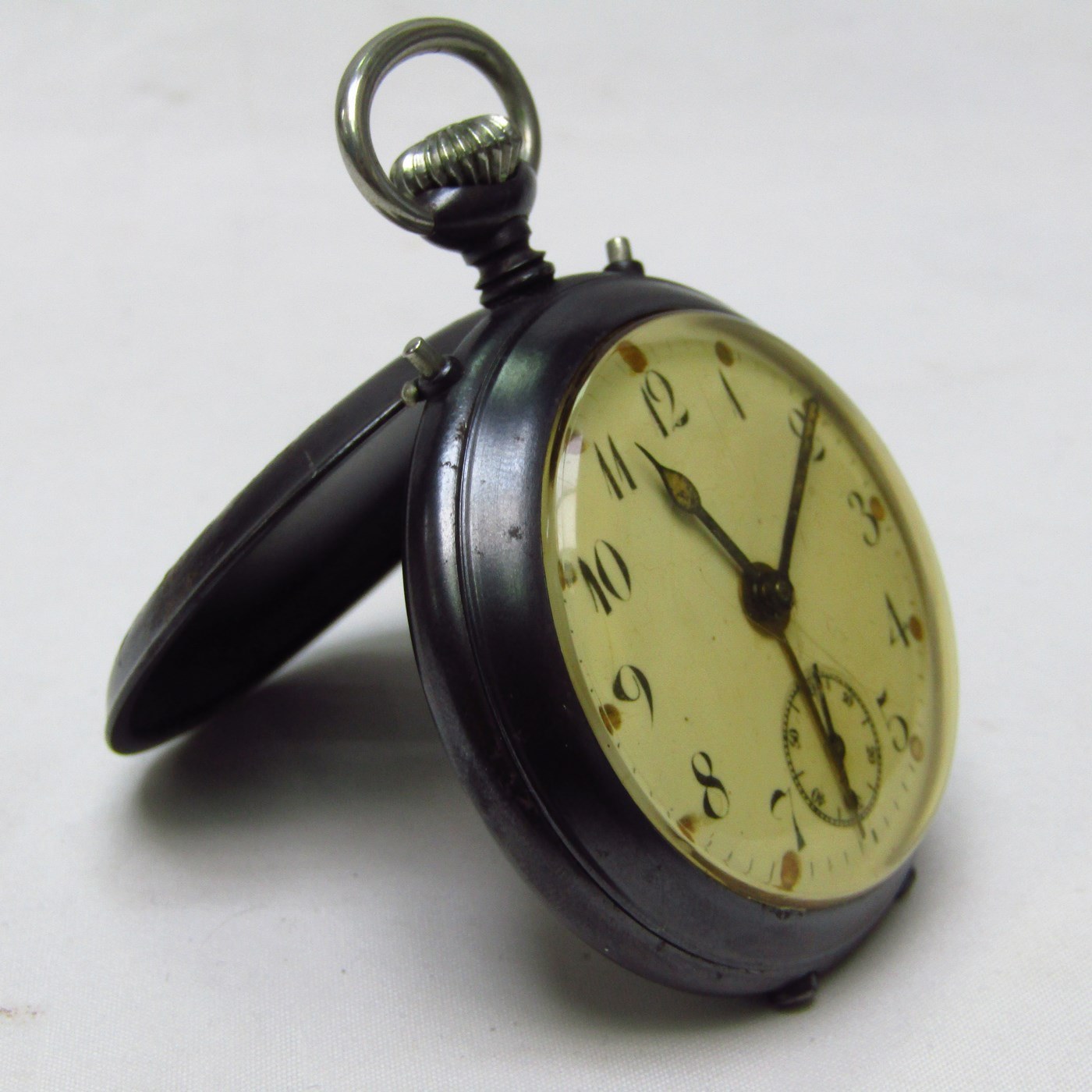 Reloj Suizo Despertador de bolsillo, sobremesa, lepine y remontoir. JUNGHANS, Suiza, ca. 1920. Reloj Suizo Despertador de bolsillo, sobremesa, lepine y remontoir. JUNGHANS, Suiza, ca. 1920.