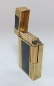 S.T. Dupont. Encendedor Chapado en Oro y laca china.