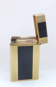 S.T. Dupont. Encendedor Chapado en Oro y laca china.