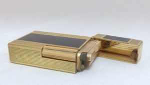 S.T. Dupont. Encendedor Chapado en Oro y laca china.