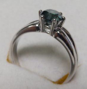 Solitario con DIAMANTE NATURAL talla Brillante verde de 0,96 cts.