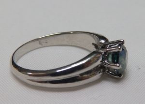 Solitario con DIAMANTE NATURAL talla Brillante verde de 0,96 cts.