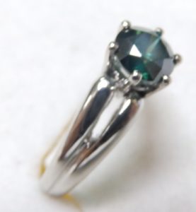Solitario con DIAMANTE NATURAL talla Brillante verde de 0,96 cts.