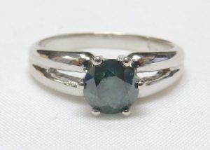 Solitario con DIAMANTE NATURAL talla Brillante verde de 0,96 cts.