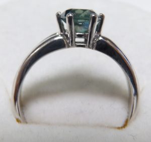 Solitario con DIAMANTE NATURAL talla Brillante verde de 0,96 cts.