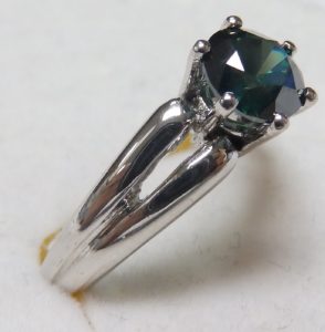 Solitario con DIAMANTE NATURAL talla Brillante verde de 0,96 cts.