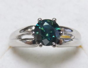 Solitario con DIAMANTE NATURAL talla Brillante verde de 0,96 cts.