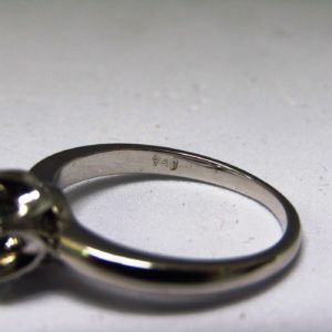 Solitario con DIAMANTE NATURAL talla Brillante verde de 0,99 cts.