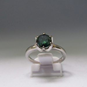 Solitario con DIAMANTE NATURAL talla Brillante verde de 0,99 cts.