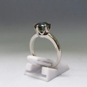 Solitario con DIAMANTE NATURAL talla Brillante verde de 0,99 cts.