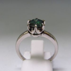 Solitario con DIAMANTE NATURAL talla Brillante verde de 0,99 cts.