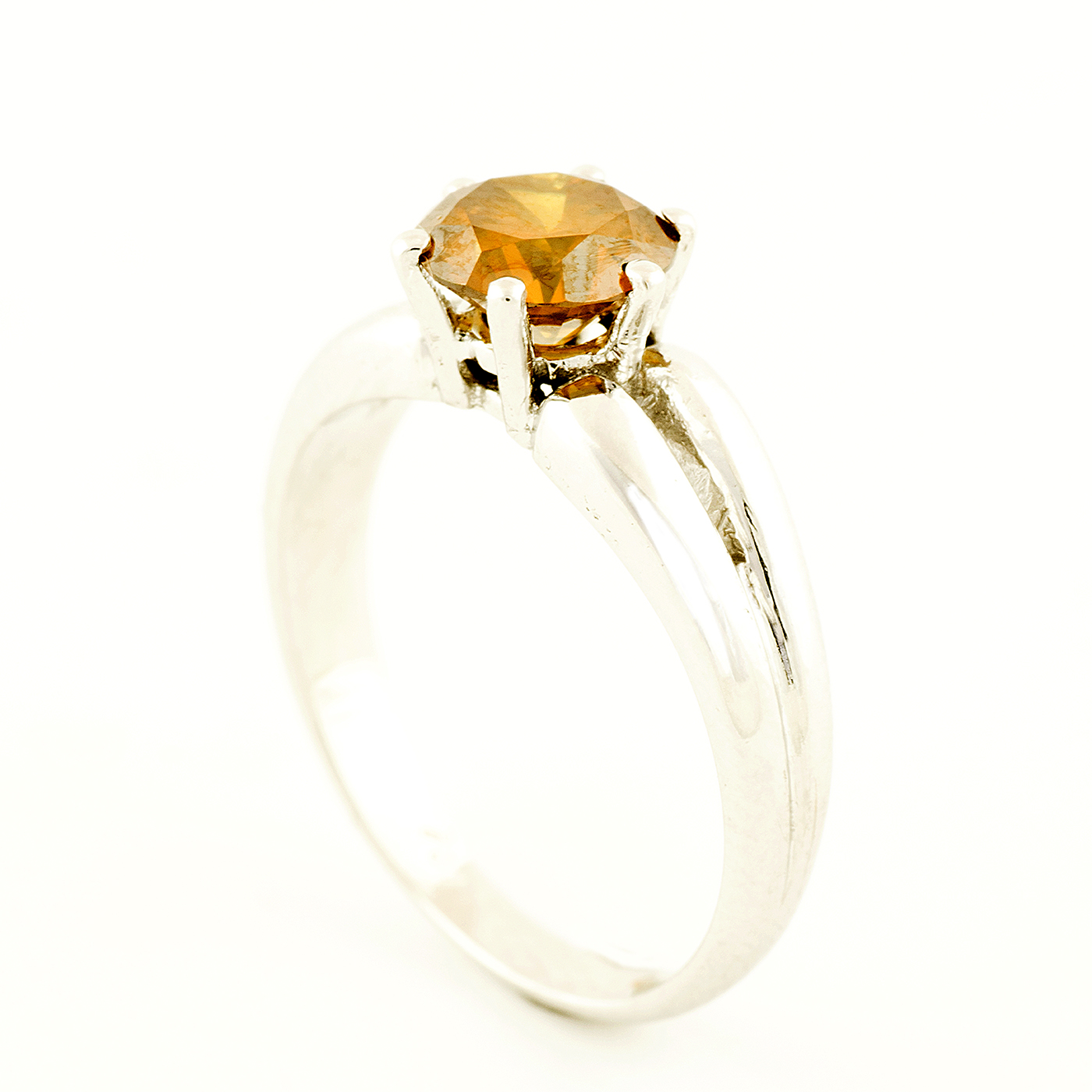 Solitario de oro blanco con brillante de color amarillo. Solitario de oro blanco con brillante de color amarillo.