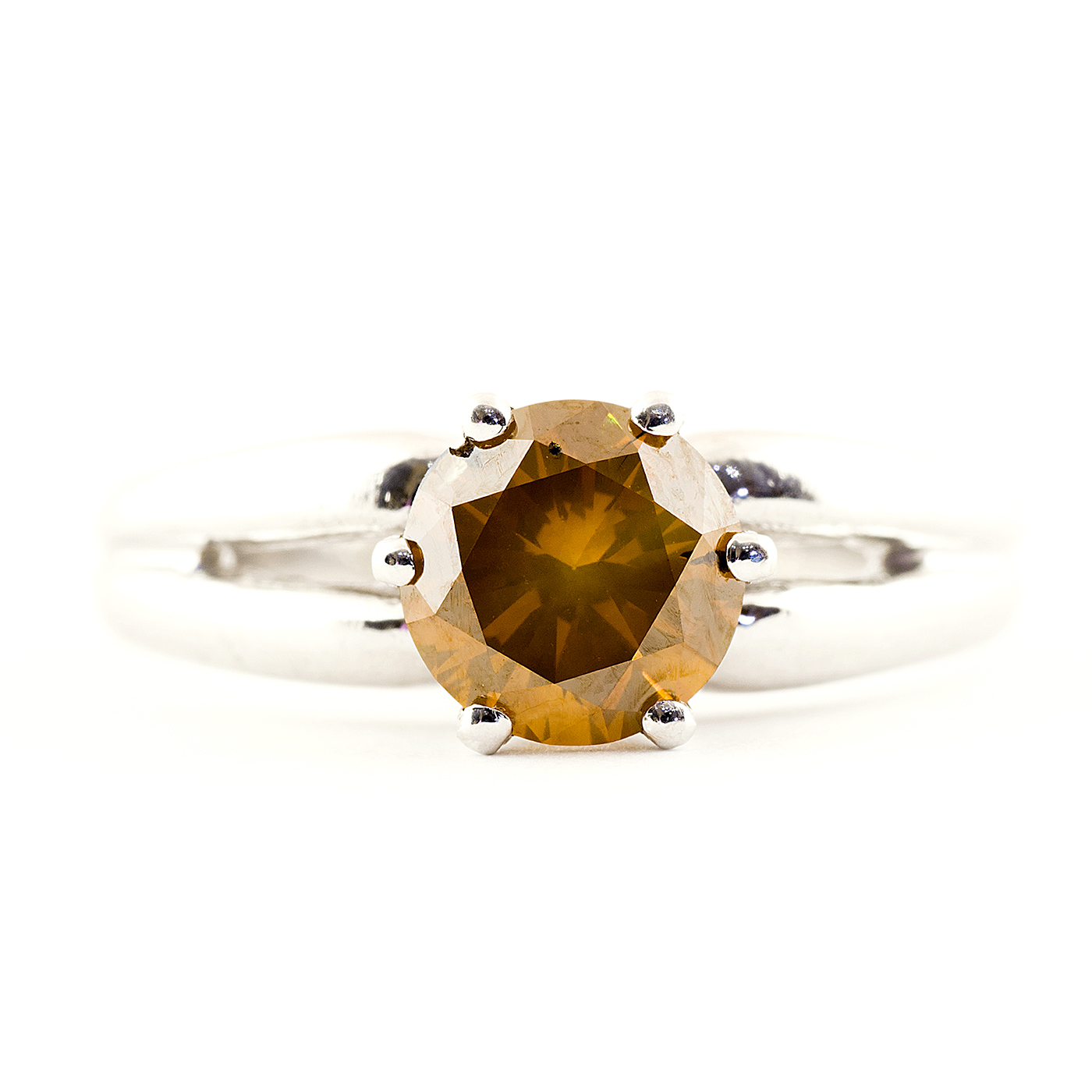 Solitario de oro blanco con brillante de color amarillo. Solitario de oro blanco con brillante de color amarillo.
