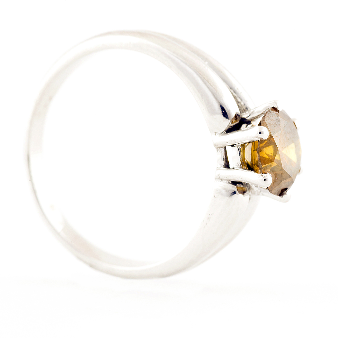 Solitario de oro blanco con brillante de color amarillo. Solitario de oro blanco con brillante de color amarillo.