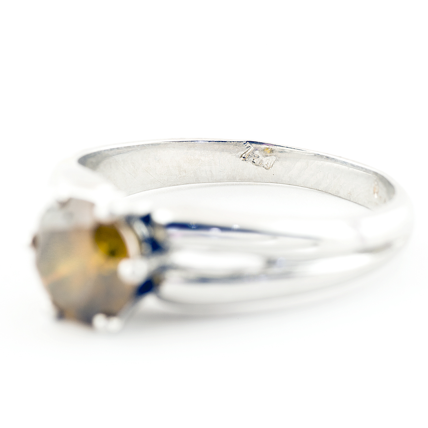 Solitario de oro blanco con brillante de color amarillo. Solitario de oro blanco con brillante de color amarillo.