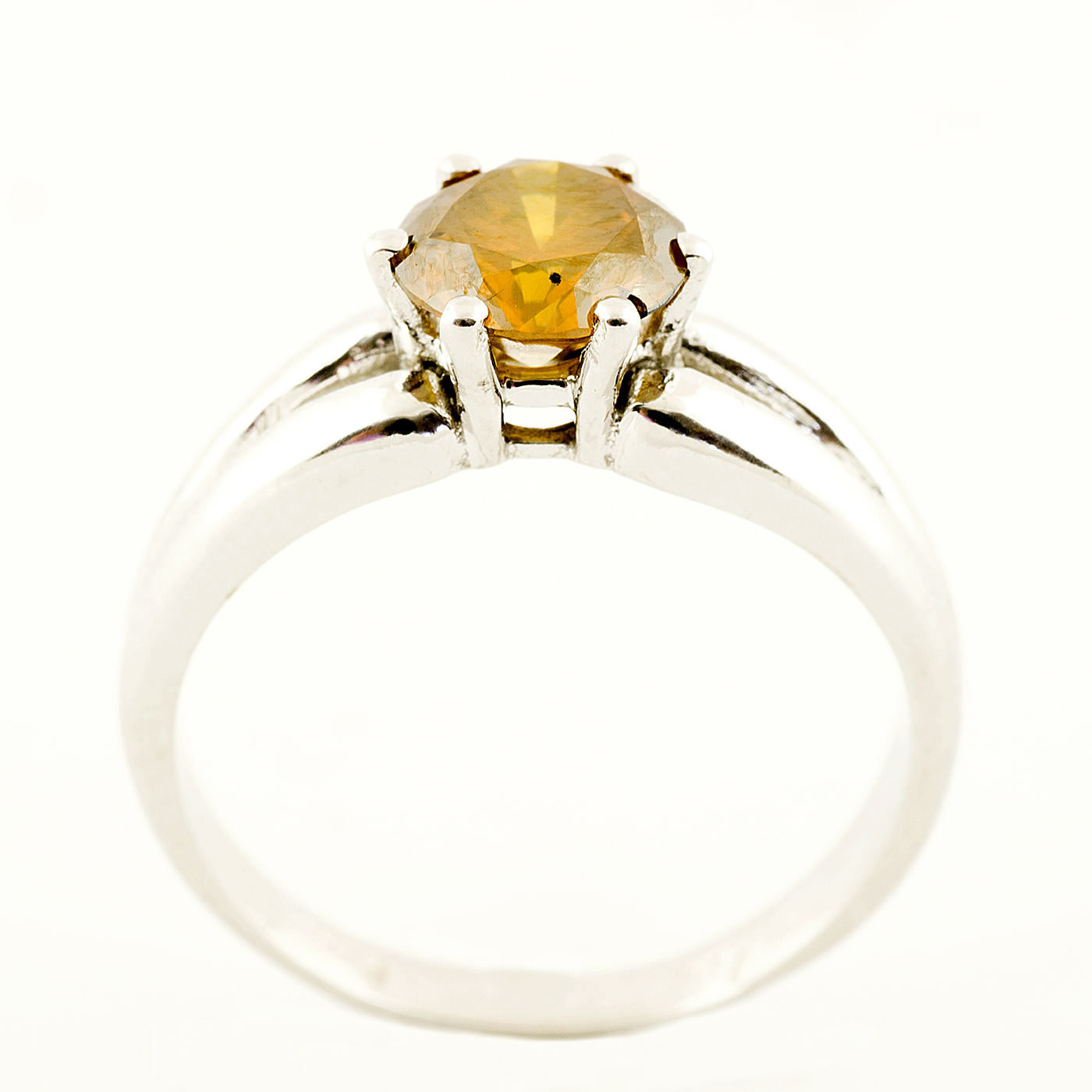 Solitario de oro blanco con brillante de color amarillo. Solitario de oro blanco con brillante de color amarillo.