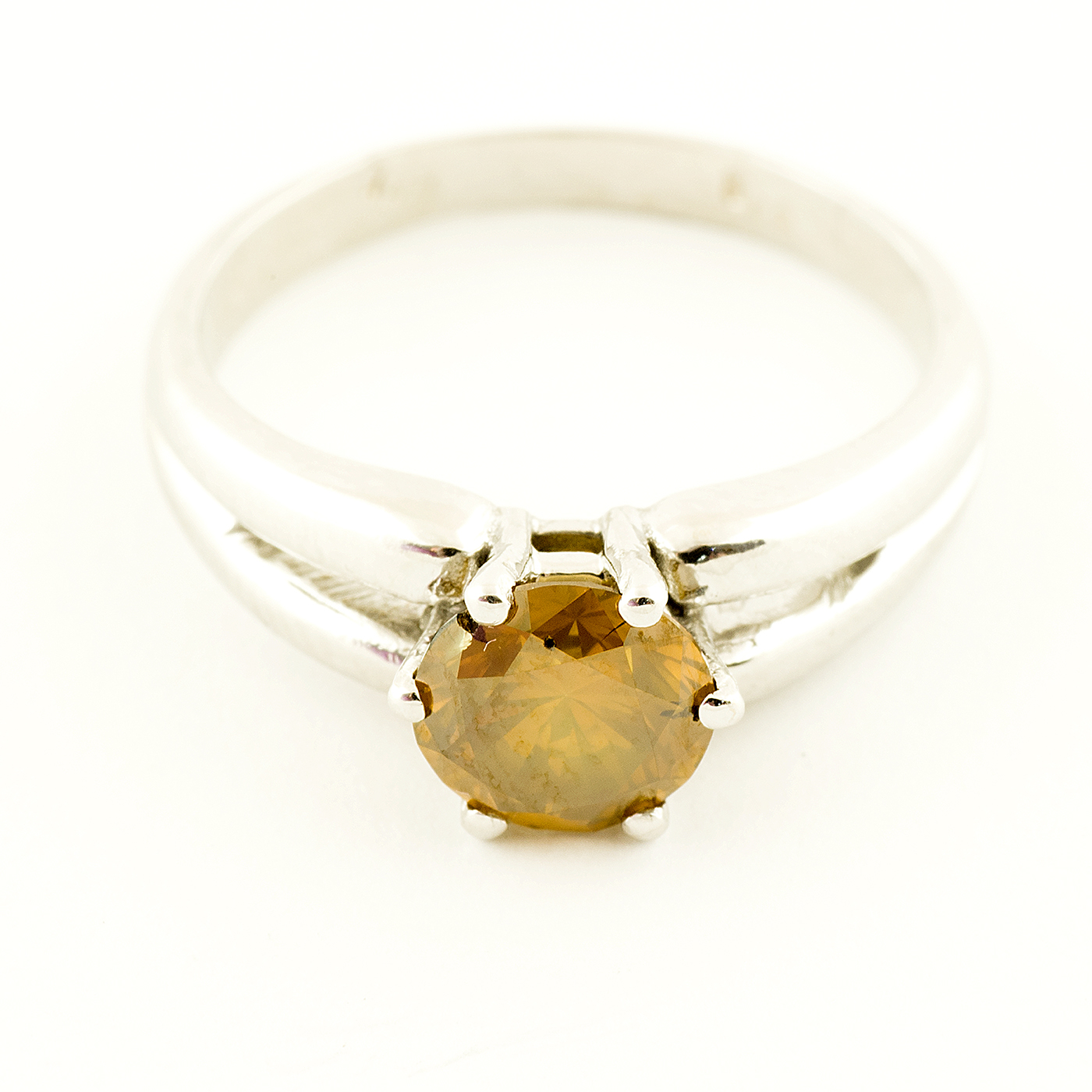 Solitario de oro blanco con brillante de color amarillo. Solitario de oro blanco con brillante de color amarillo.