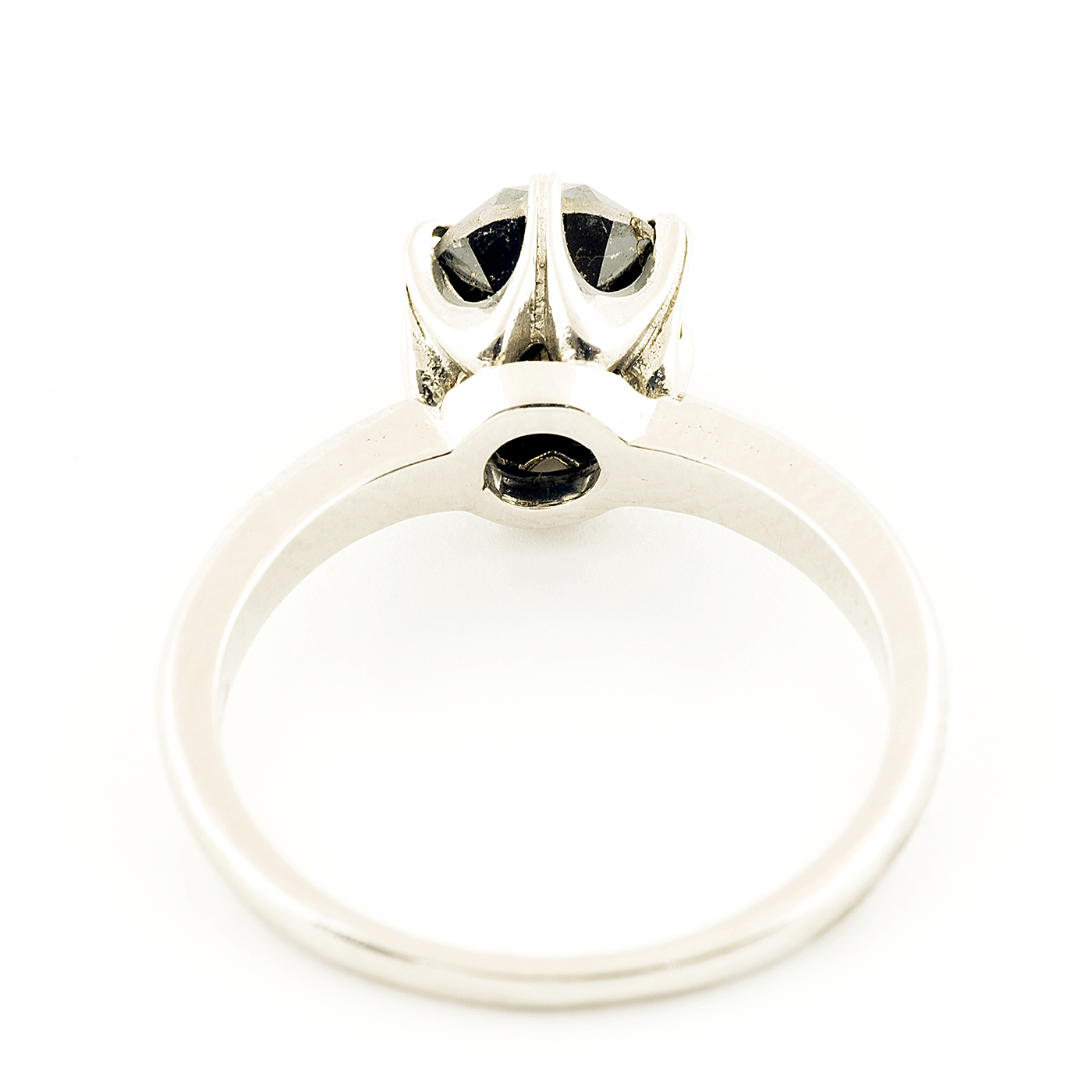 Solitario de oro blanco con brillante de color negro. Solitario de oro blanco con brillante de color negro.