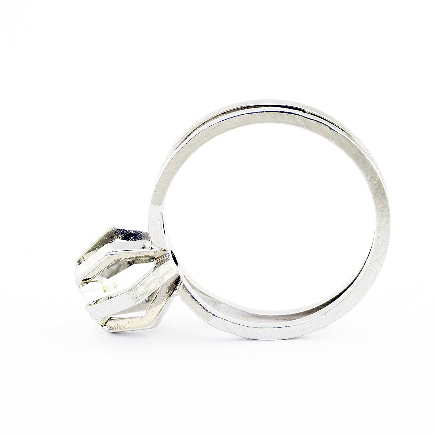 Solitario de Oro Blanco de 18k con Diamante Natural talla Brillante de 0,51 ct. (L-SI1). Certificado IGE. Solitario de Oro Blanco de 18k con Diamante Natural talla Brillante de 0,51 ct. (L-SI1). Certificado IGE.