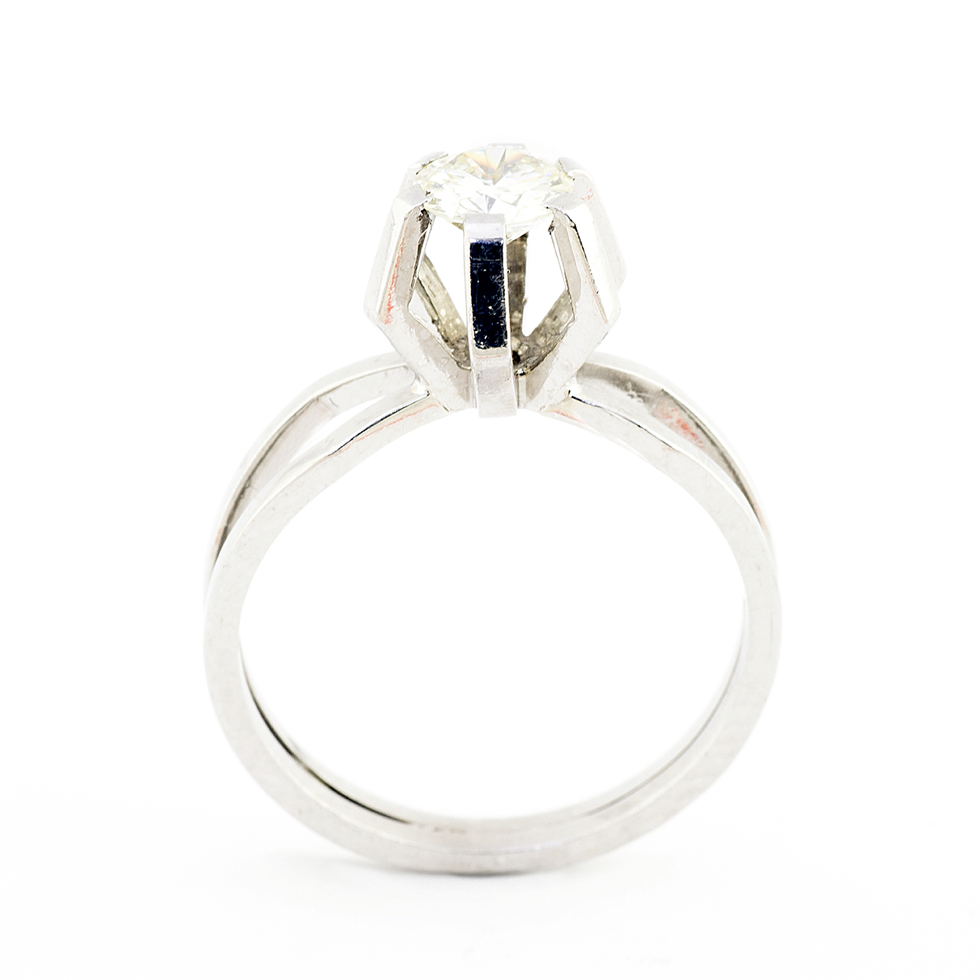Solitario de Oro Blanco de 18k con Diamante Natural talla Brillante de 0,51 ct. (L-SI1). Certificado IGE. Solitario de Oro Blanco de 18k con Diamante Natural talla Brillante de 0,51 ct. (L-SI1). Certificado IGE.